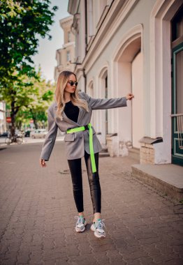 Şık genç blogger sokakta poz 