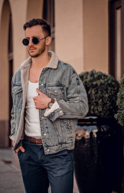 Sokakta poz güzel adam modeli 