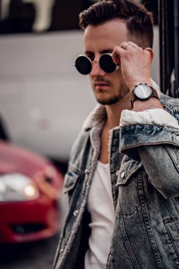 Şık saat açık hava ile adam portresi