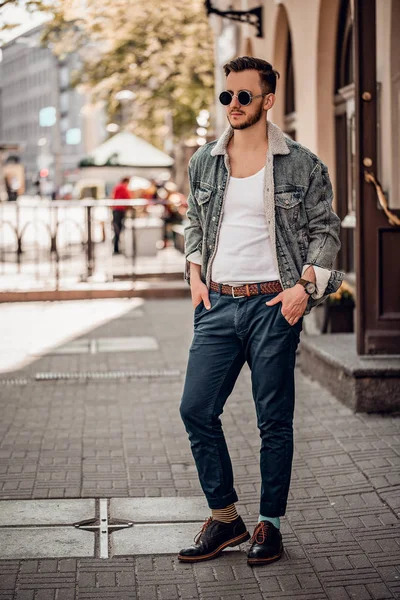 Hombre blogger con estilo posando en la calle — Foto de Stock