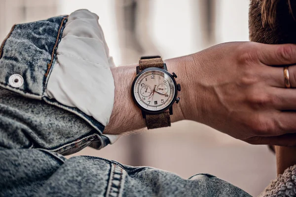 Elegante reloj casual en la mano del hombre — Foto de Stock