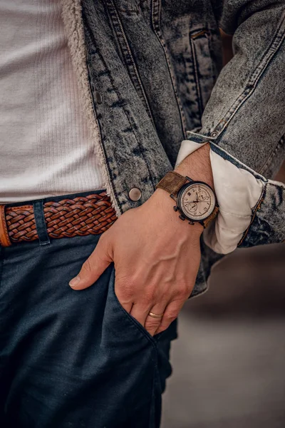 Reloj de moda en mano de hombre — Foto de Stock