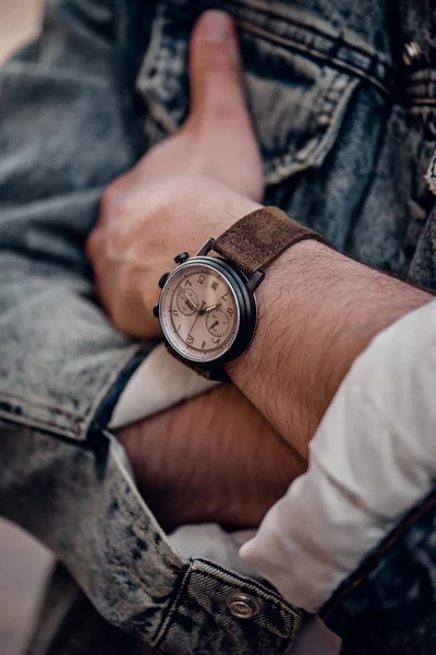 Стильний модний годинник на руці людини — стокове фото