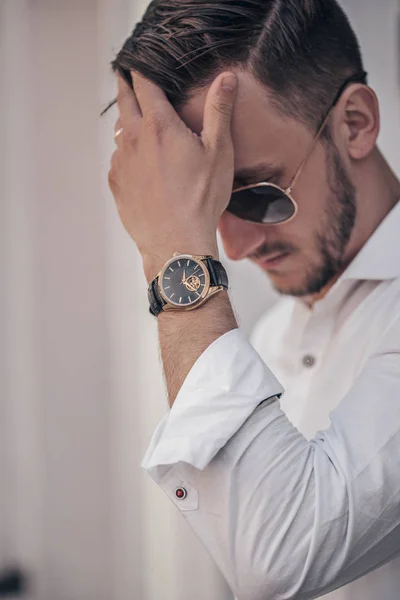 Elegante reloj elegante en la mano del hombre — Foto de Stock