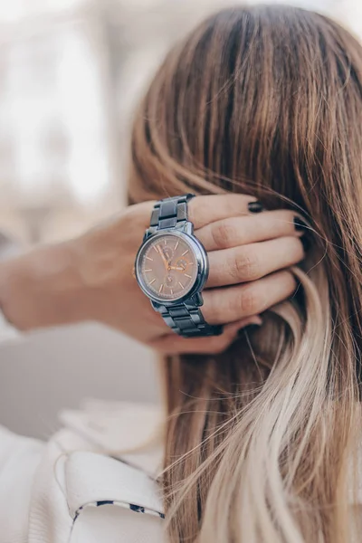Κομψό καθημερινό ρολόι στο χέρι της γυναίκας — Φωτογραφία Αρχείου