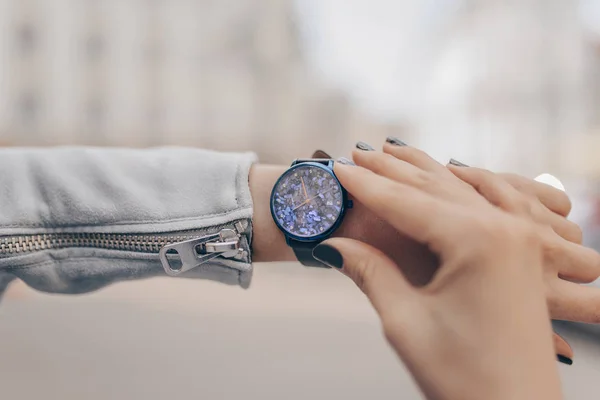 Elegante relógio azul elegante na mão mulher — Fotografia de Stock