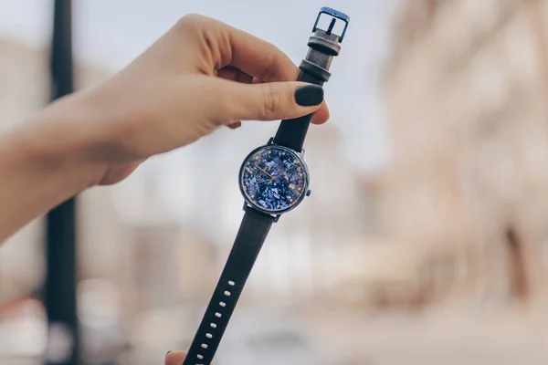Stylové modré hodinky v rukou žen — Stock fotografie