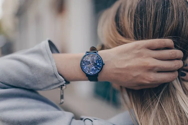 Stijlvol blauw horloge aan de kant van de vrouw — Stockfoto