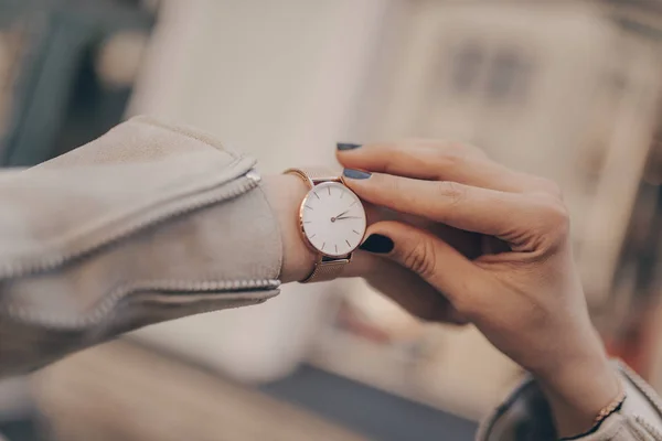 Mode élégante montre dorée sur la main de la femme — Photo