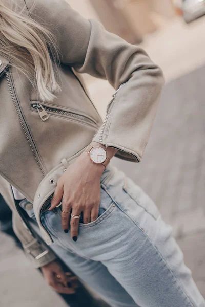 Reloj de oro de moda en la mano mujer — Foto de Stock