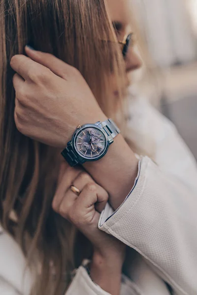 Fashion Watch på Woman hand — Stockfoto