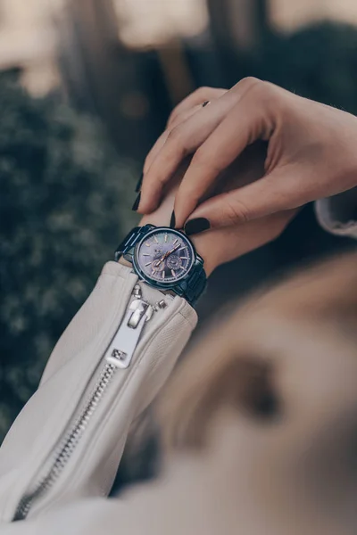 Μόδα όμορφο μπλε ρολόι στο χέρι της γυναίκας — Φωτογραφία Αρχείου