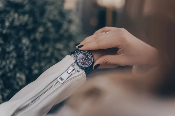 Mode stijlvolle horloge op vrouw hand — Stockfoto