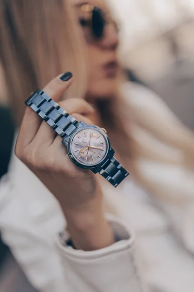 Vacker casual Watch på kvinnan hand — Stockfoto