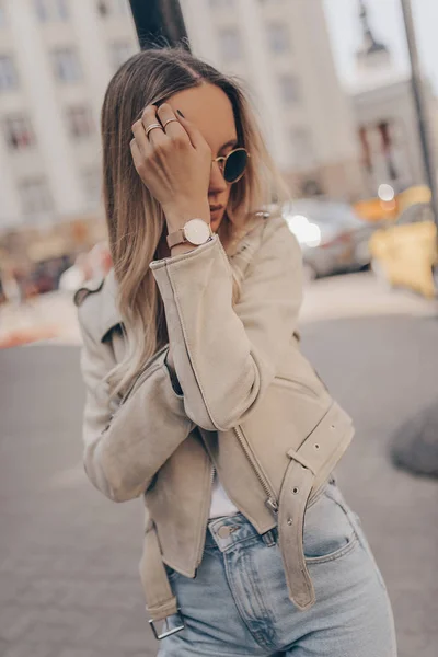 Elegante relógio casual na mão mulher — Fotografia de Stock