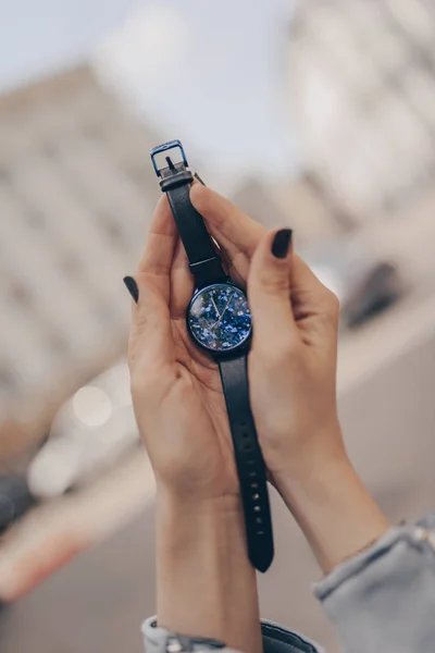 Beautful horloge in vrouw handen — Stockfoto