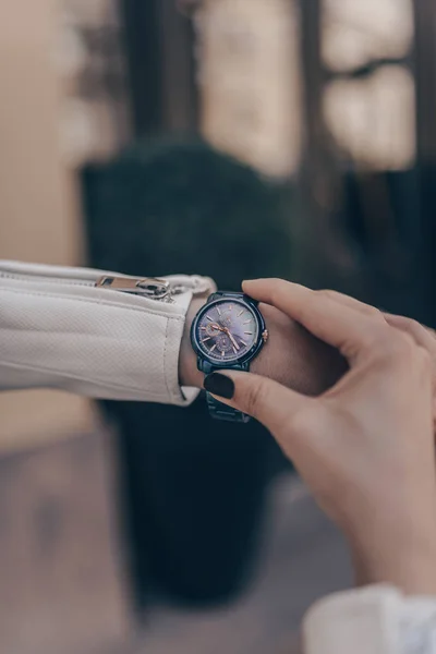 Lässige blaue Uhr auf Frauenhand — Stockfoto