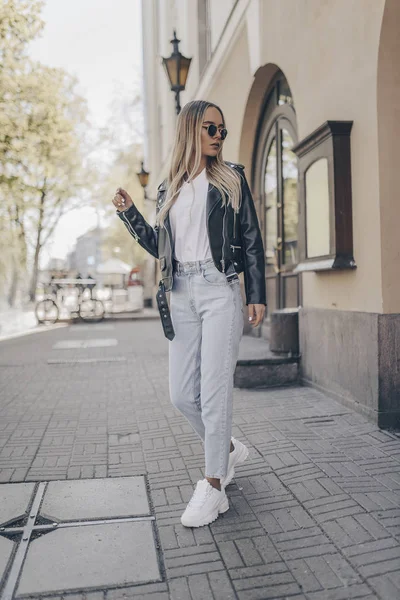 Joli modèle élégant posant dans la rue, vêtu d'une veste . — Photo