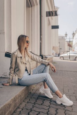 Sokakta poz veren şık kız. Moda yaz fotoğraf.