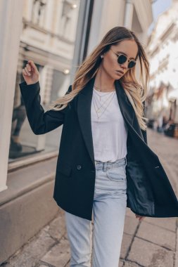 Sokakta poz veren şık moda kız