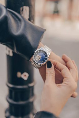 Kadın elinde güzel zarif gümüş saat