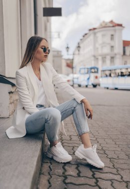 Sokakta poz veren güzel bir kız. Moda yaz fotoğraf.
