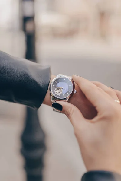 Elegante relógio de prata elegante na mão mulher — Fotografia de Stock