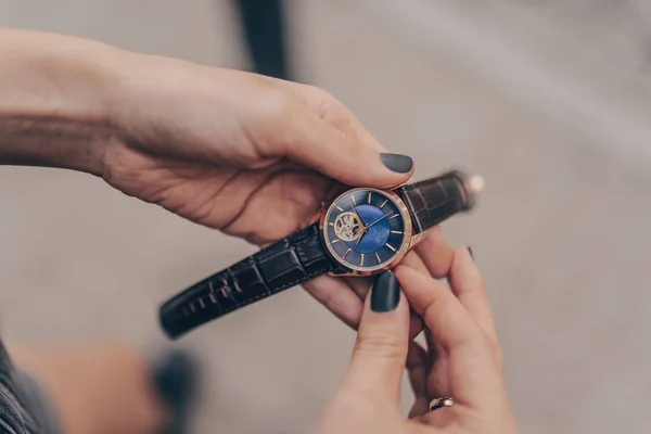 Élégante montre élégante dans les mains de la femme — Photo