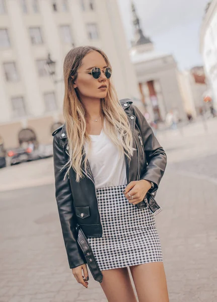 Chica elegante posando en la calle. Moda foto de verano . —  Fotos de Stock