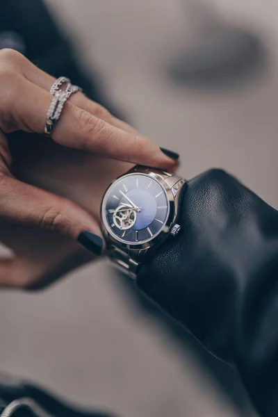 Stijlvol zilver horloge aan de kant van de vrouw — Stockfoto