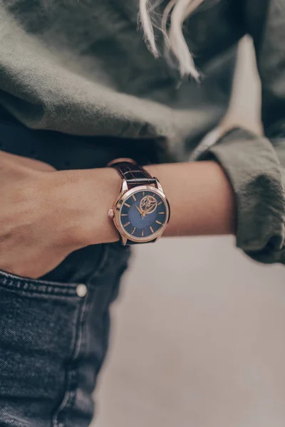 Модний елегантний годинник на руці жінки — стокове фото