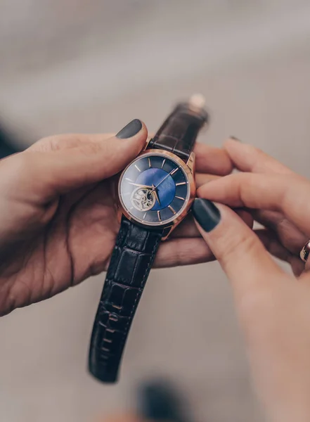 Moda orologio elegante nelle mani della donna — Foto Stock