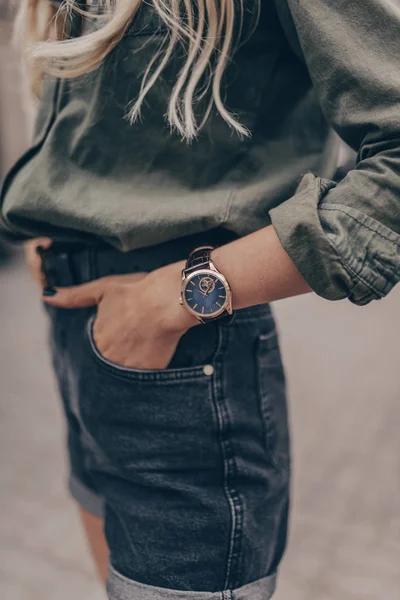 Schöne stilvolle Uhr auf Frauenhand — Stockfoto