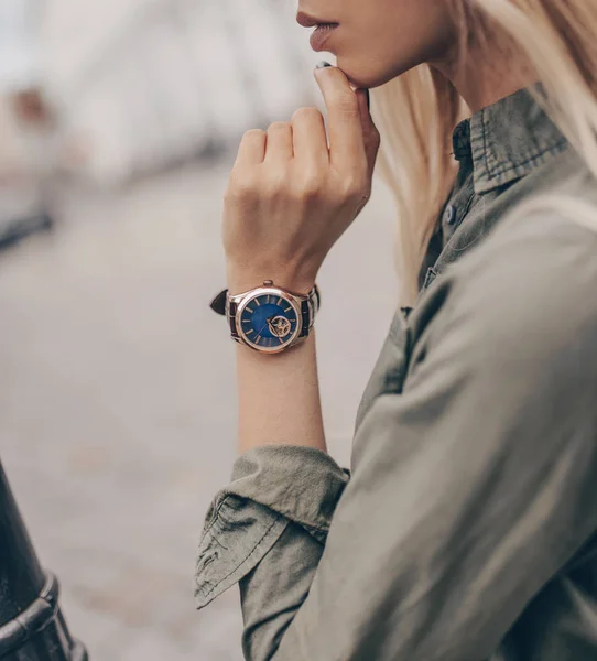 Элегантные золотые часы на женской руке — стоковое фото