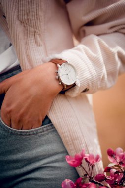 Kadın eli üzerinde şık beyaz saat