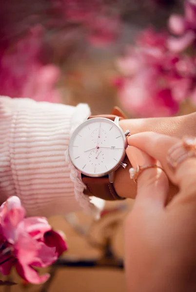 Стильний Білий Годинник Руці Жінки Квітах — стокове фото