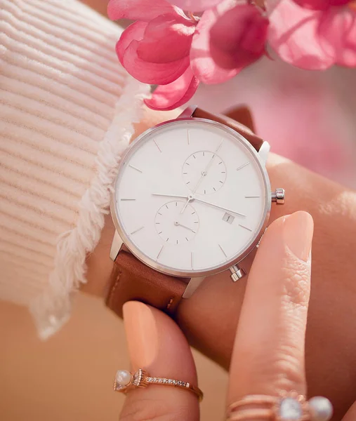 花の女性の手のスタイリッシュな白い腕時計 — ストック写真