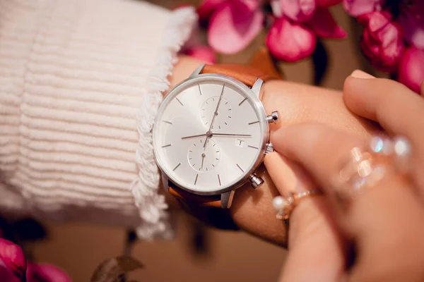 Relógio Elegante Branco Mão Mulher Flores — Fotografia de Stock