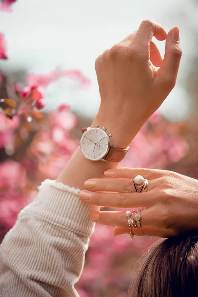 Relógio Elegante Branco Mão Mulher Flores — Fotografia de Stock