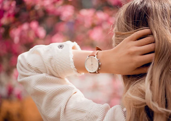 Élégante Montre Blanche Sur Main Femme Fleurs — Photo