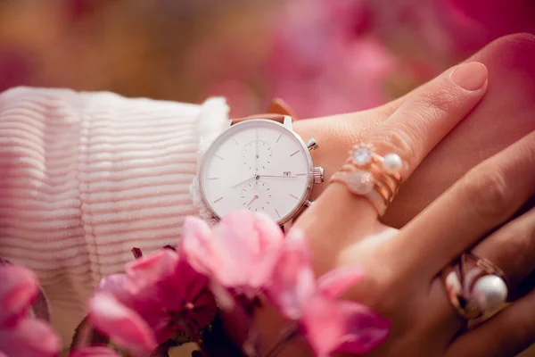 Κομψό Λευκό Ρολόι Στο Χέρι Γυναίκα Λουλούδια — Φωτογραφία Αρχείου