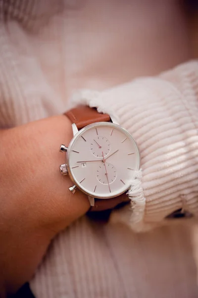 Elegante Reloj Blanco Mano Mujer —  Fotos de Stock