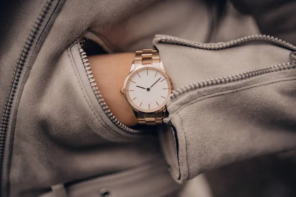 Élégante Montre Blanche Main Femme — Photo