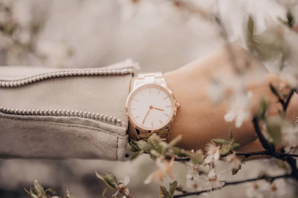 Stijlvol Wit Horloge Vrouw Hand — Stockfoto