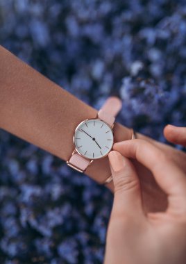 Kadın eli üzerinde şık beyaz saat