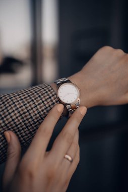 Kadın eli üzerinde şık beyaz saat