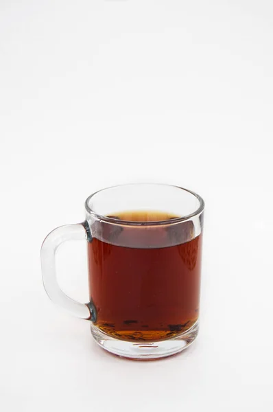 Вкусный Черный Чай Прозрачной Кружке Белом Фоне Вертикальное Фото — стоковое фото