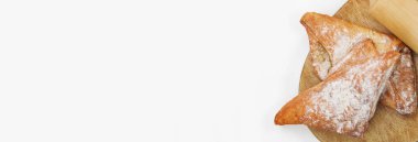 Oklava beyaz bir arka planda ürünüyle pişirme. Tatlı pişirme ürün Kraft kağıt üzerinde. Gıda duvar kağıdı. Yatay fotoğraf