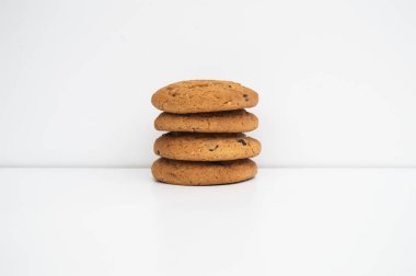 Beyaz arka planda 4 çerez yığını. Yemeğin fotoğrafı. Kurabiye. Yatay fotoğraf. Tatlı hamur işleri.