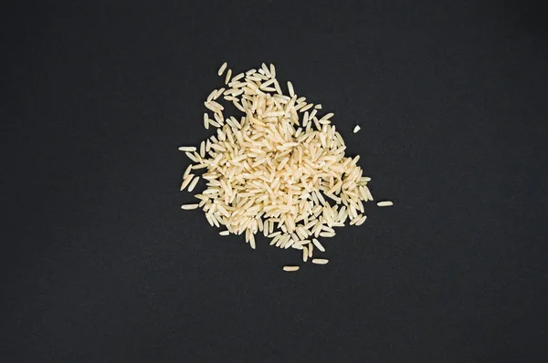 Siyah bir arka plan üzerinde Hill uzun beyaz pirinç. Yatay fotoğraf